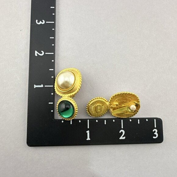 KJL Kenneth Jay Lane Earrings Green Imitation Pearl Cabochon Clip On Gold Tone - Picture 2 of 11